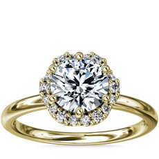 Anillo de compromiso pequeño con halo floral de diamantes en oro amarillo de 14 k (1/10 qt. total)